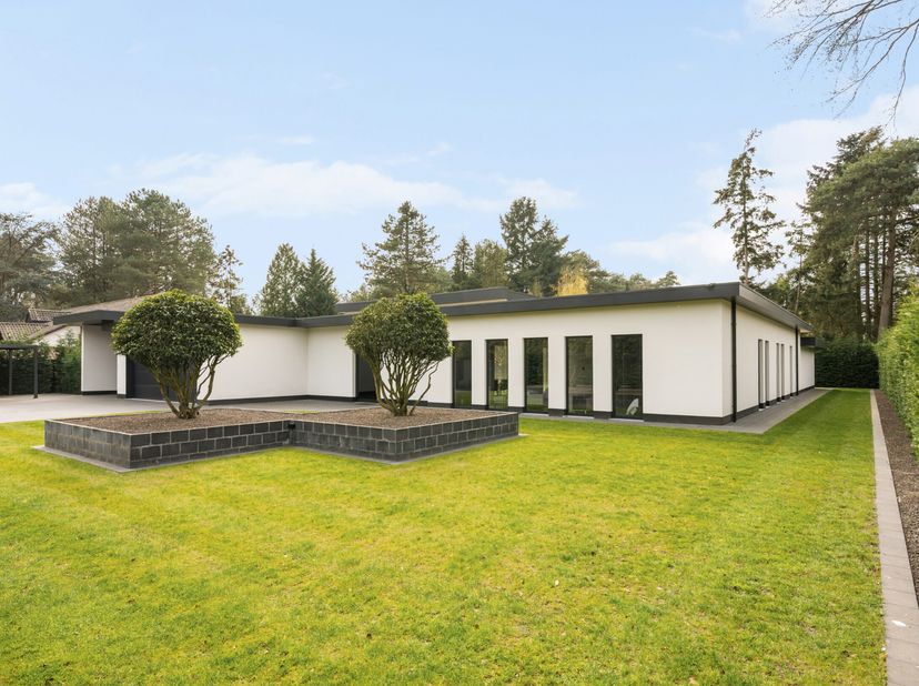Luxe moderne laagbouwvilla (2025) gelegen op een residentiële en bosrijke locatie te Pelt (Grote Heide). De woning werd met veel oog voor kwaliteit af