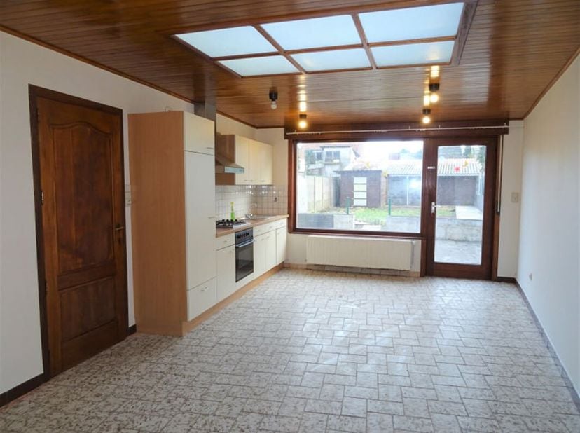 Ruime woning met 2 slaapkamers en garage, gelegen in een rustige straat in Basècles. <br />
De woning beschikt op de begane grond over: een woonkamer,