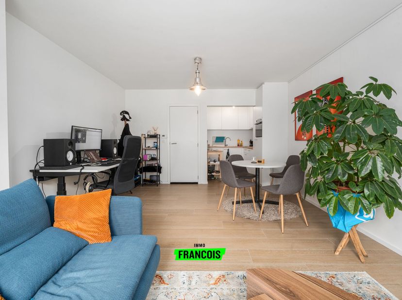 In de Grotestraat, midden in het bruisende centrum van De Haan, bevindt zich dit smaakvol gerenoveerde appartement dat comfort, kwaliteit en een uitst