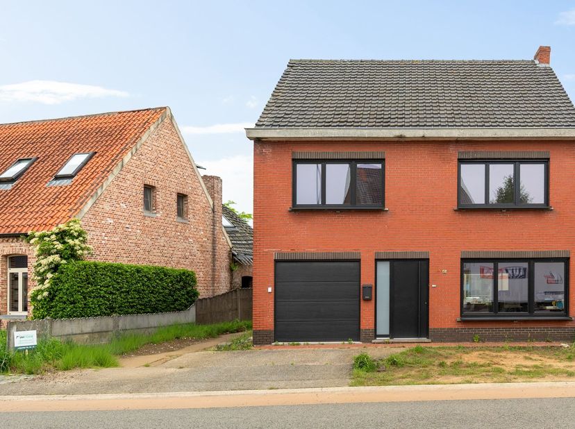 Deels gerenoveerde woning (3 slpks) met uitbreidingsmogelijkheden<br />
<br />
Deze woning dateert van 1968 en werd deels gerenoveerd 2024, maar die