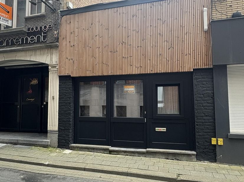 Uniek investeringspand in hartje Kortrijk – studio met uitbreidingspotentieel<br />
<br />
Gelegen in het bruisende centrum van Kortrijk, op wandelafs