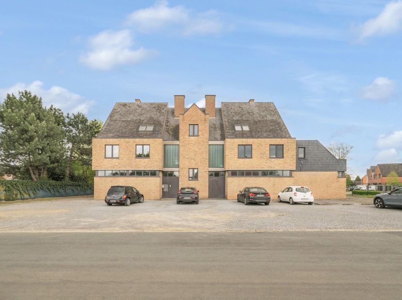 Ontdek deze unieke investeringskans van 5 appartementen en handelsruimte met kantoorruimte op een strategische locatie tussen Hasselt en Genk!<br />
<