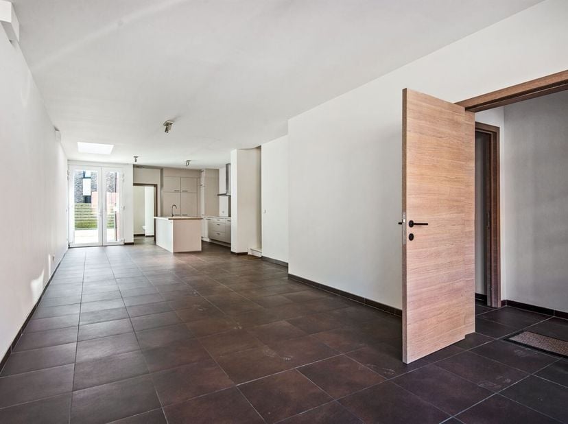 Instapklare gezinswoning met 5 slaapkamers en zuidgerichte stadstuin<br />
Indeling<br />
Gelijkvloers<br />
Via de inkomhal met praktische berging be