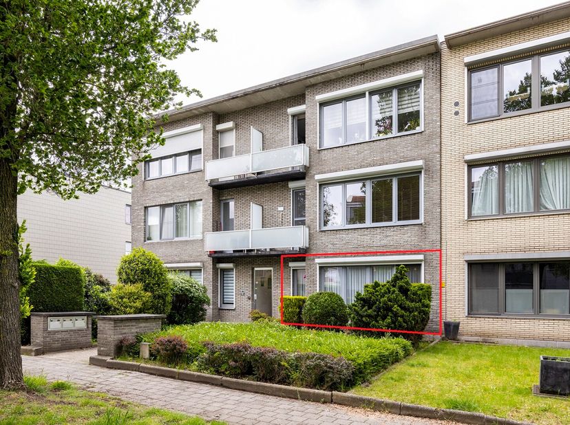 Bent u op zoek naar een gelijkvloers appartement met 3 slaapkamers, tuin en garage in Schoten? Dan is deze eigendom ideaal voor u.<br />
Dit apparteme
