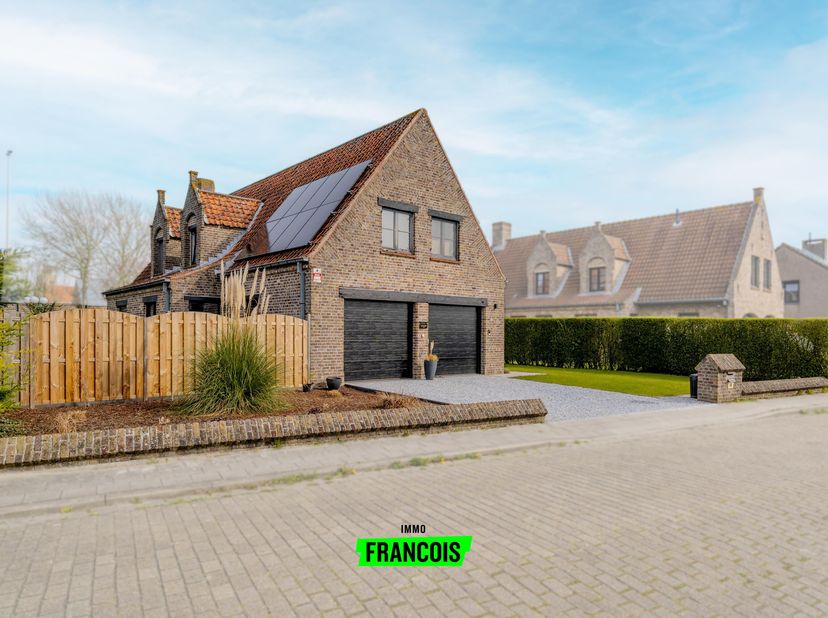 Deze volledig gerenoveerde woning combineert ruimte, licht en comfort op een uitstekende ligging.<br />
Je komt binnen in een ruime inkomhal met toega