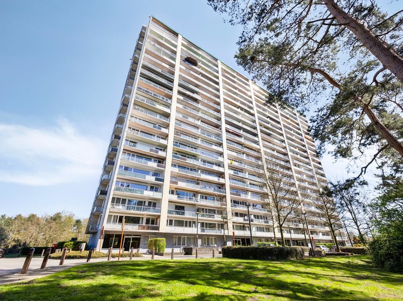 In het gekende appartementencomplex Zonneweelde bevindt zich dit aangename appartement op de 4de verdieping. Dankzij deze ligging geniet u van een pra