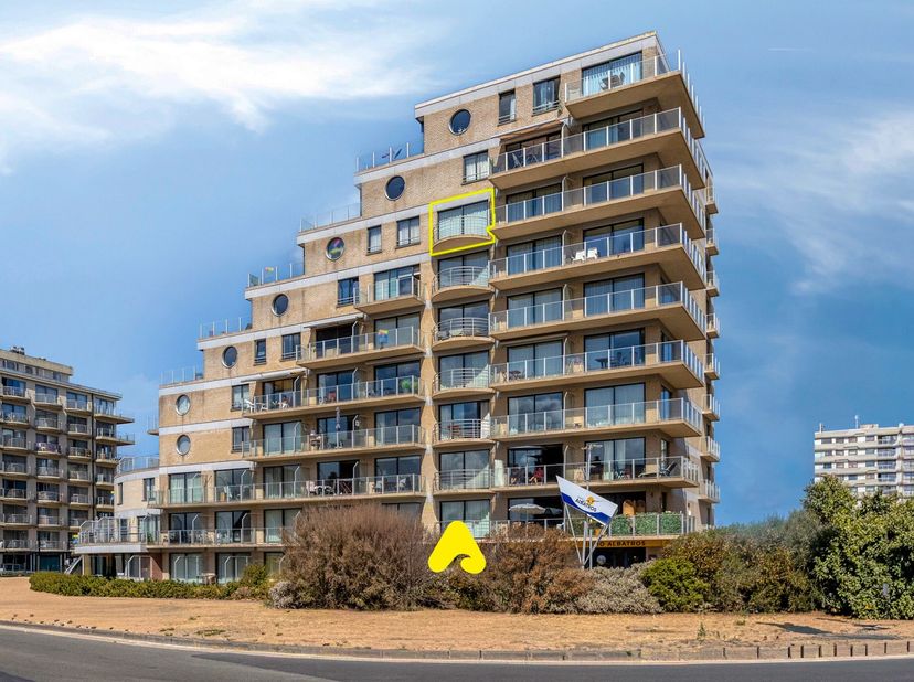 Op een unieke topligging op amper 100 meter van het strand en de Esplanade vinden we dit bijzonder aangename en instapklare appartement op de 7e verdi