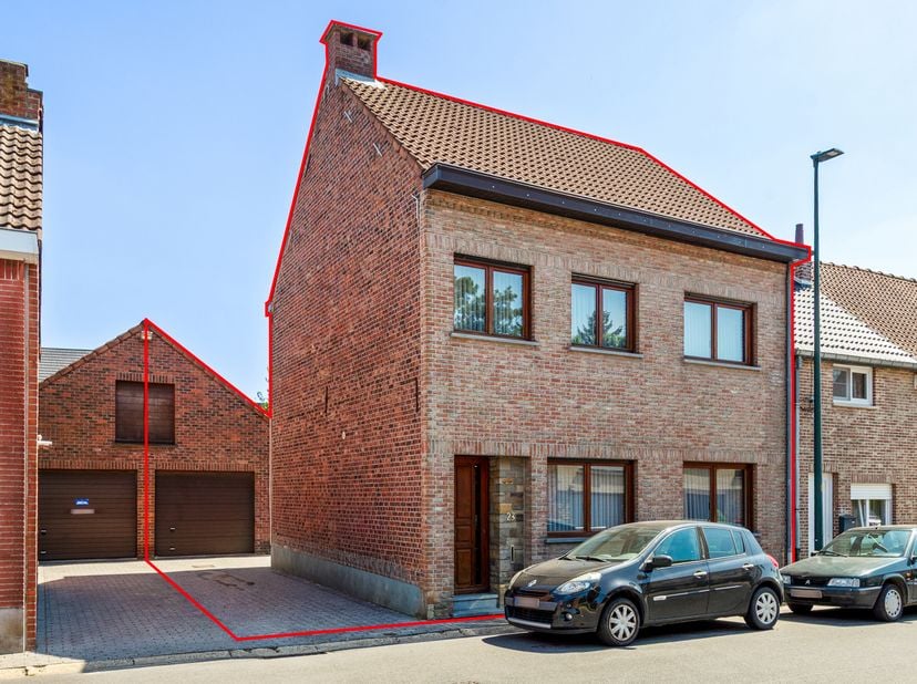 Ideaal gelegen 3-gevel woning in een rustige straat vlakbij het centrum van Sterrebeek.<br />
Gelijkvloers: Inkomhal, WC, ruime living met aparte zitp