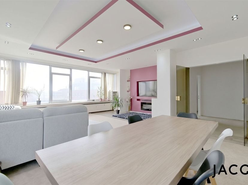 JACQ. Real Estate stelt u graag dit mooi appartement voor op een toplocatie nabij het stadscentrum van Antwerpen. <br />
<br />
U komt binnen in de