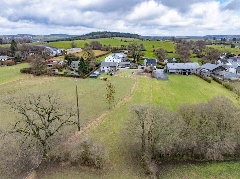 Makelaarskantoor ERA BLUX presenteert u deze bouwgrond, ideaal gelegen in het charmante dorpje Alhoumont, op slechts 7 minuten van Houffalize en op ee