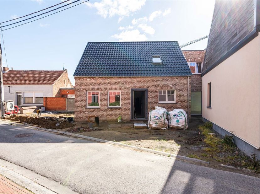 Bent u op zoek naar een energiezuinige nieuwbouwwoning die u nog volledig naar uw eigen smaak kan afwerken? Dan is deze woning beslist een bezoek waar