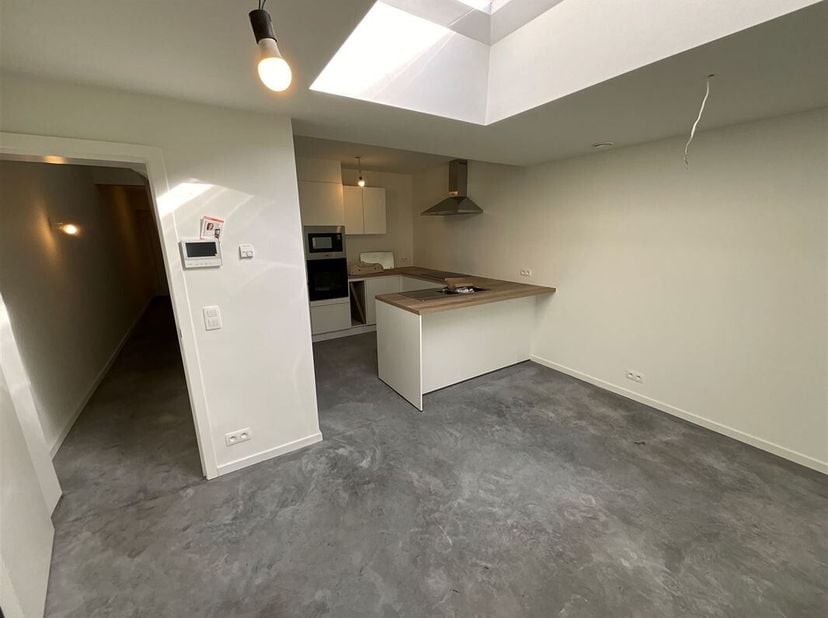 Deze prachtige woning, gelegen in het historische Ieper, biedt een zeldzame kans voor iedereen die op zoek is naar een stijlvolle en comfortabele leef