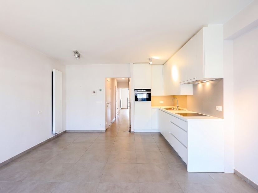 Dit prachtige appartement werd in 2017 volledig gerenoveerd en voldoet aan de hedendaagse normen op vlak van comfort en energiezuinigheid.<br />
<br /