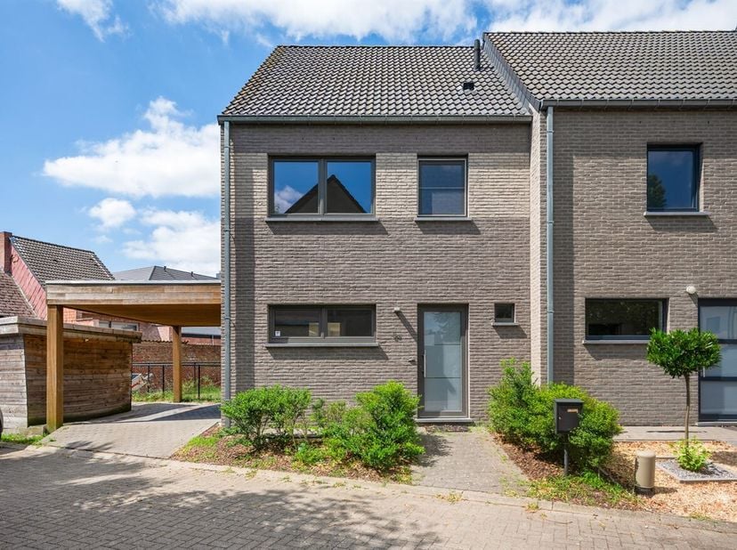 Maison à faible consommation d'énergie avec jardin, idéalement située<br />
Cette maison date de 2014, répond aux normes énergétiques actuelles et est