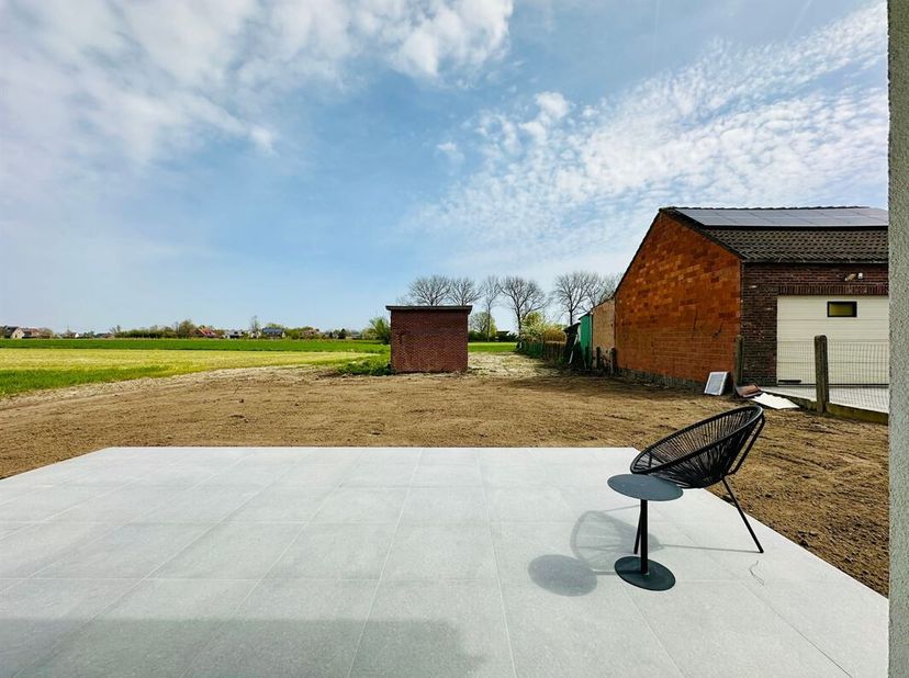 Deze totaal gerenoveerde woning is omgeven door groen. De vrijstaande woning beschikt over een diepe tuin, fijn terras en een praktische oprit.<br />