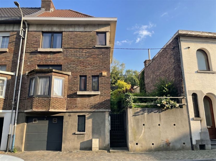 Dans le quartier de Naimette, une maison bel étage de deux chambres. Elle est proche de tous les commerces de proximité et des lignes de bus et dispos