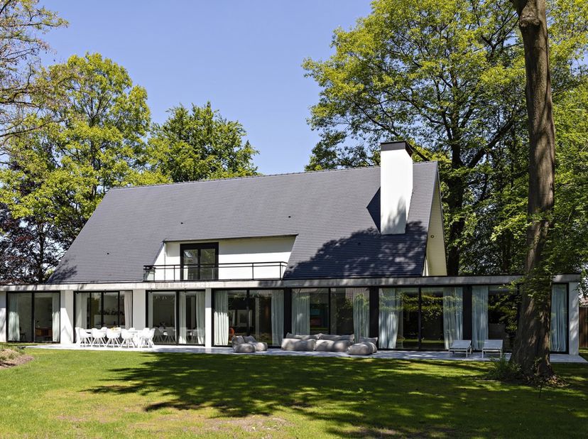 Idéalement située à Ohain, proche du Messager de Bruxelles, dans un cadre bucolique, au calme, nous vous présentons une exceptionnelle VILLA D’ARCHITE