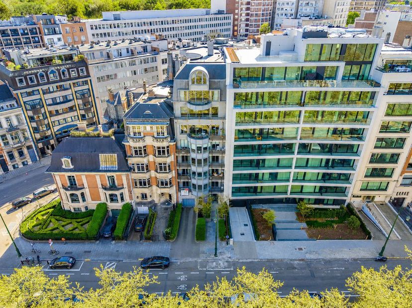 BRUXELLES-VILLE, quartier Louise, face à l'Abbaye de la Cambre, APPARTEMENT(3ch/2sdb) de 231 m² avec TERRASSES, COUR et PARKINGS en option. PEB C-. Oc