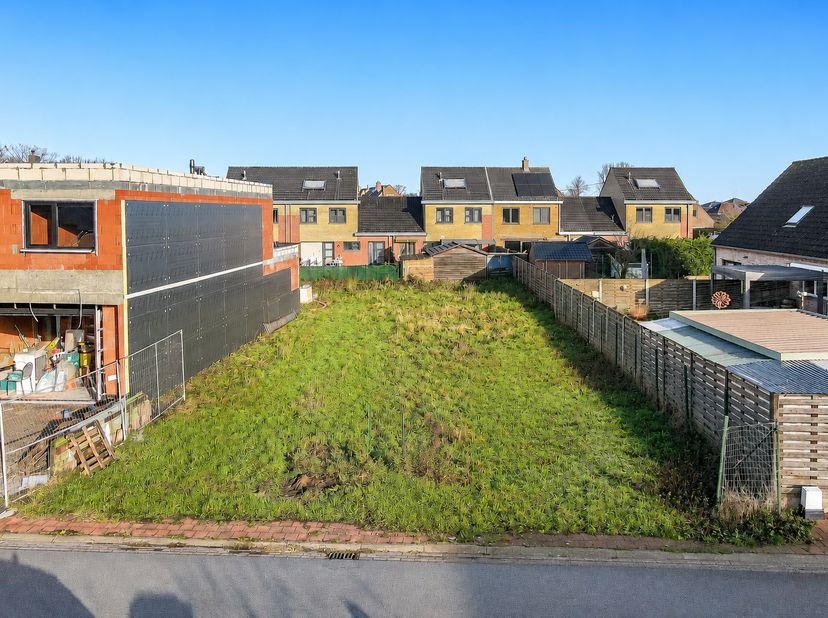 Rustig gelegen perceel bouwgrond van 487 m² voor halfopen bebouwing (koppelbouw). Ideaal voor het realiseren van een ruime gezinswoning met 2 bouwlage