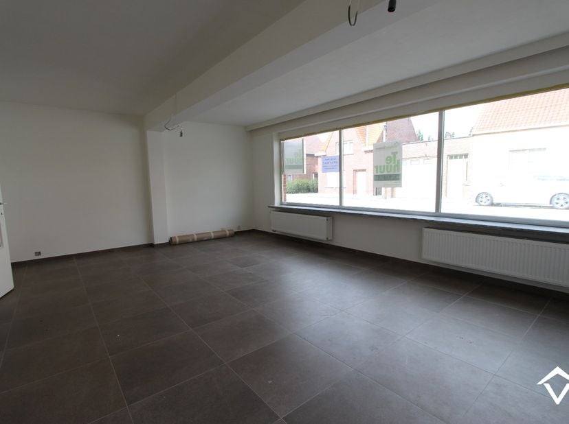 Volledig vernieuwd gelijkvloers appartement, bestaande uit: inkomhal - grote living - keuken met inbouwtoestellen (frigo en vaatwas) - berging/wasplaa