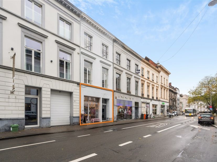 Multifunctionele handelsruimte nabij Gent-Zuid en het Sint-Annaplein. Dit pand komt vrij per 1 september 2026.<br />
Deze commerciële entiteit is op h