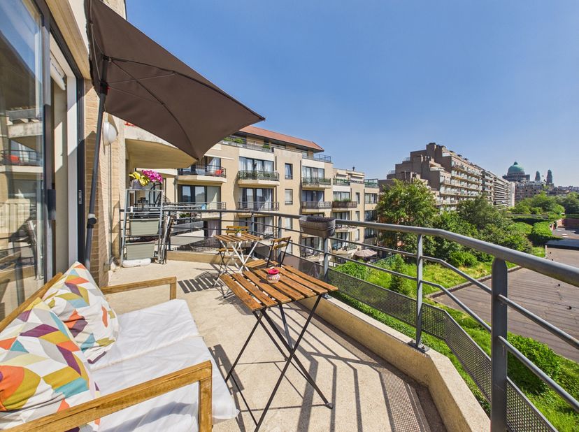 Molenbeek – Basiliekwijk | Appartement met 2 slaapkamers en terras!<br />
Het appartement is gelegen in de residentie "Fontaine de la Basilique" en be