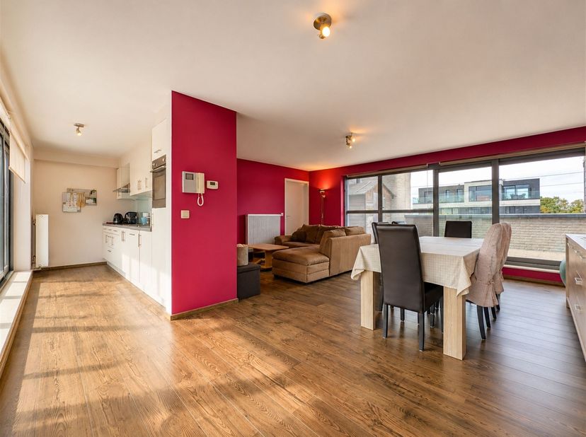 Ruim duplexappartement van 121 m² met 2 terrassen in Riemst<br />
<br />
<br />
Op de Visésteenweg 402/3 te Riemst bevindt zich dit ruime en lichtr