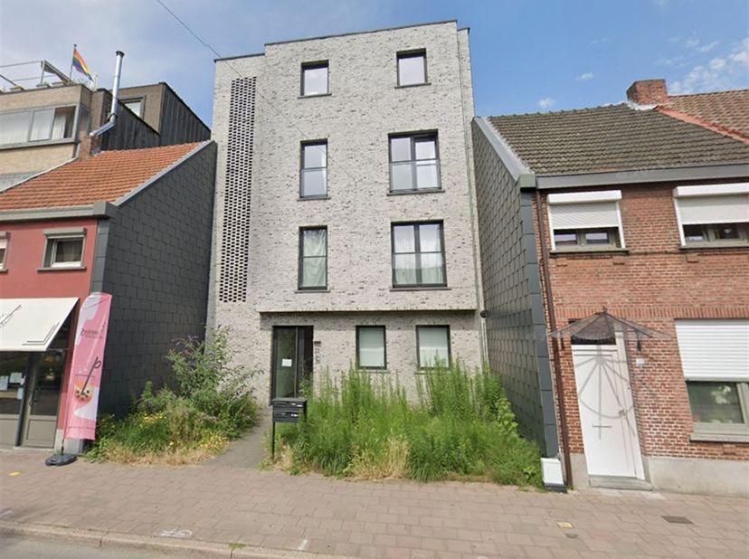 Ligging: Ideaal gelegen in het centrum van Deurne. Alle voorzieningen op wandel- en fietsafstand!<br />
<br />
Indeling: Inkomhal, toilet, leefruimt