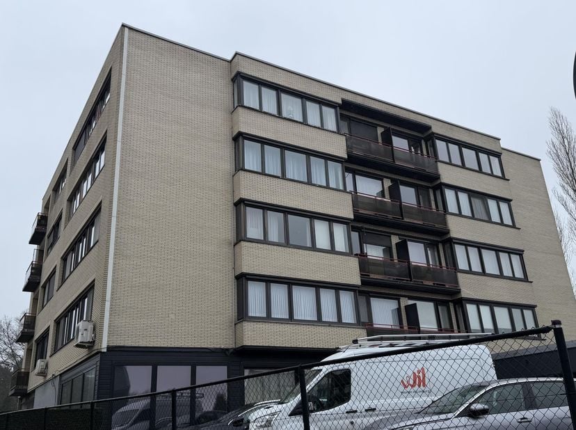 Dit gerenoveerd appartement is gelegen aan de Steenweg 75 bus 21 in Lanaken, op een gunstige en centrale locatie. In de onmiddellijke omgeving bevinde