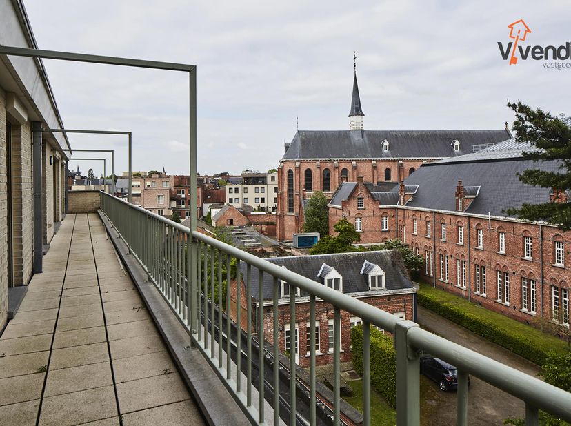 Op een rustige en gegeerde locatie nabij het centrum bevindt zich deze ruime en exclusief afgewerkte penthouse van ca. 185 m², waar comfort, privacy e