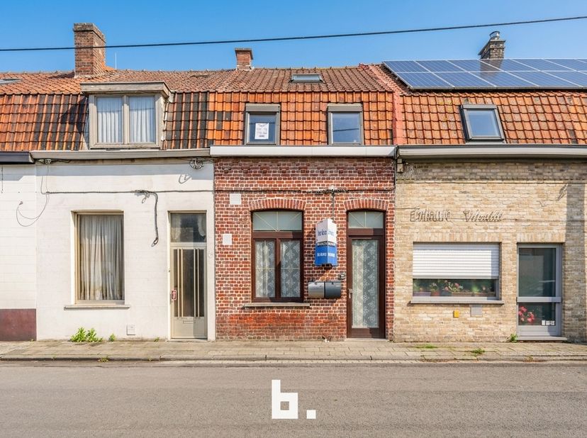 Opbrengsteigendom bestaande uit 2 woongelegenheden met uitweg achteraan en goed epc label. <br />
<br />
Indeling studio op het gelijkvloers: <br />
I