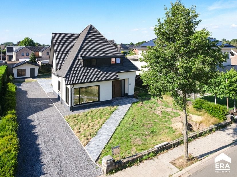 Gezellige, landelijk gelegen woning met 3 slaapkamers op een prachtige groene locatie. De woning ligt in een rustige residentiële wijk en toch dicht b
