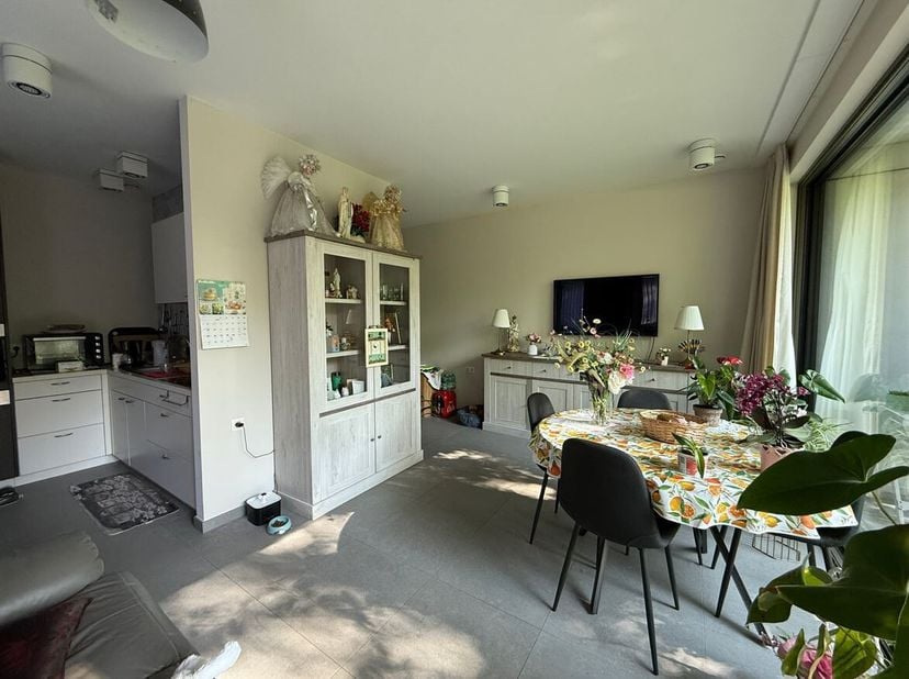 Locatie: service flat gelegen op het gelijkvloerse in Prins Kavelhof. Het is centraal gelegen in een groene omgeving, vlakbij winkels en het centrum v