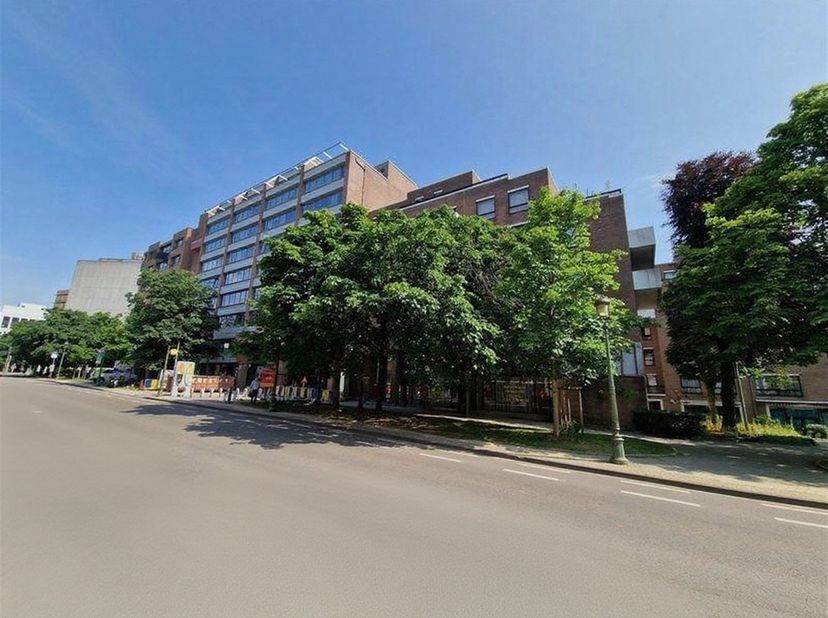 Wijk Trône. In een gebouw van 6 verdiepingen, prachtig appartement met 2 slaapkamers +/- 84m² met terras, parkeerplaats en kelder. Als volgt samengest