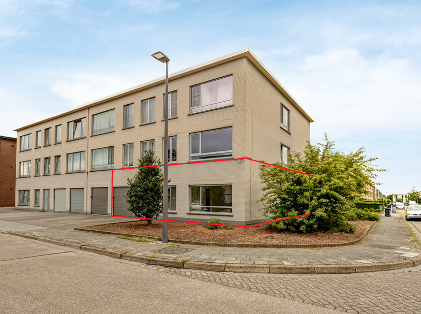 Gelijkvloers 2 slpk appartement mét garage incl. te Turnhout<br />
EPC: C-label | Elektriciteit conform! | Garage inclusief!<br />
Omschrijving: <br /