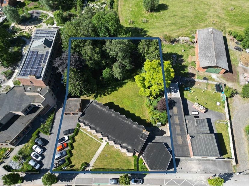 Deze kloosterwoning van 1980 bevindt zich op een perceel van 3082m² met 2 garages en 6 parkeerplaatsen (mogelijkheid tot meer).<br />
Het perceel is t