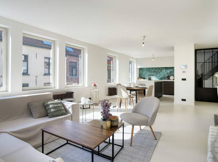 Dit unieke vastgoed te huur in Brugge combineert een royale bewoonbare oppervlakte van 224 m² met het hedendaagse comfort van een kwalitatieve renovat