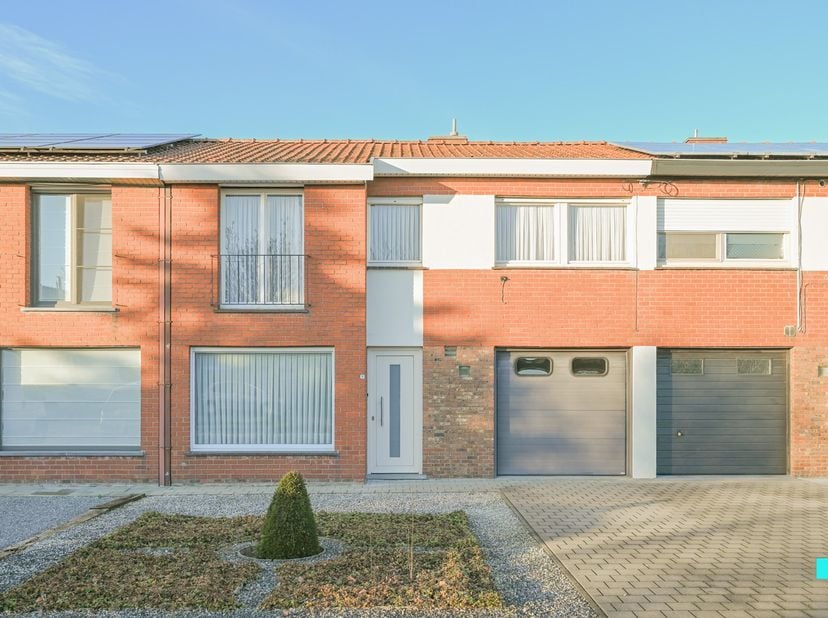 Ontdek deze te renoveren eengezinswoning met vier slaapkamers en inpandige garage, gelegen in een rustige en kindvriendelijke buurt te Kachtem. Deze g
