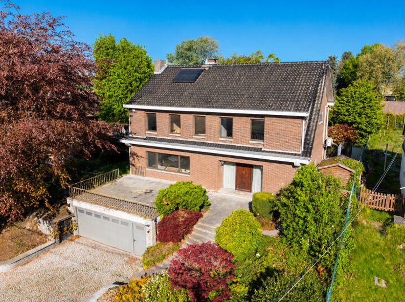 Spacieuse et confortable villa 4 chambres (+/- 370m² daprès PEB) avec vaste garage, jardin, terrasses et balcon, idéalement située à Oupeye. Elle se c