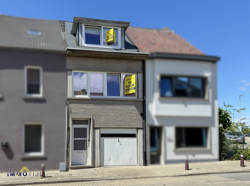 Deze gunstig gelegen rijwoning nabij het centrum van Aalst biedt potentieel voor wie op zoek is naar een gezinswoning die met beperkte renovatie- en o