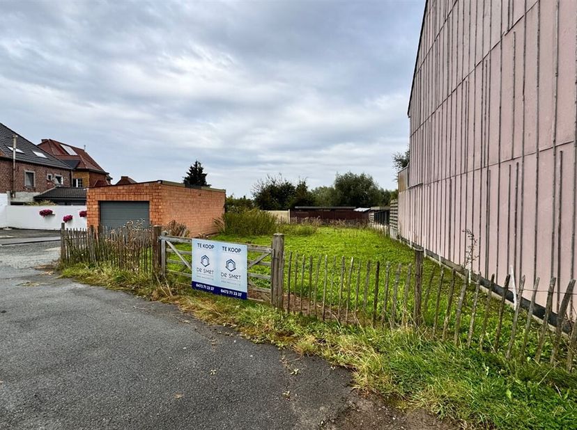 BOUWGROND HOB TE KOOP TE VIANE<br />
Bouwgrond HOB te koop in een doodlopende rustige zijstraat van de Kouterstraat.<br />
Voor inlichtingen of bezoek