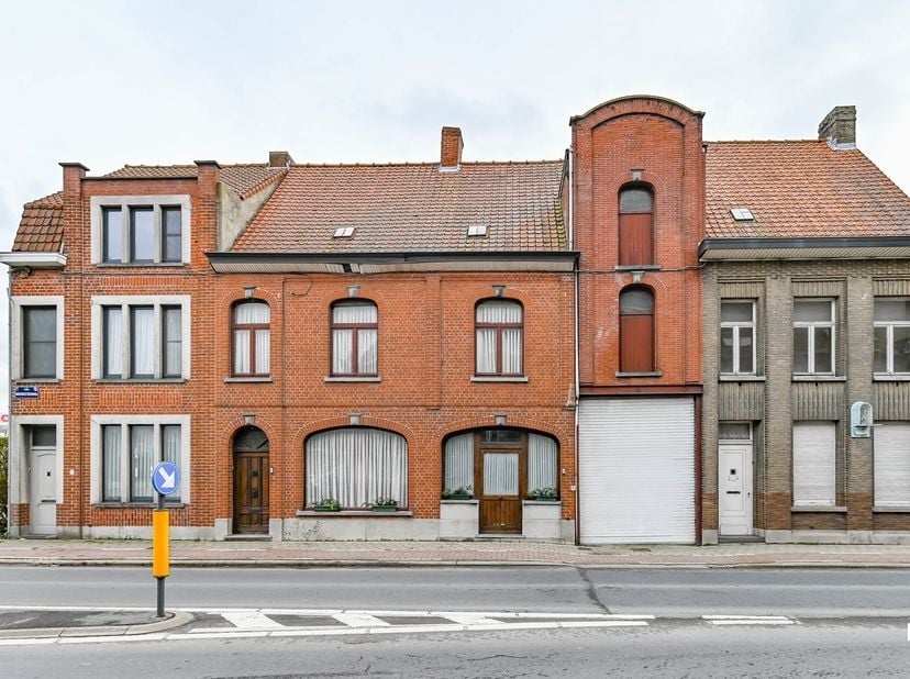 Ruime, te renoveren ééngezinswoning met drie slaapkamers en bijgebouwen, gelegen in de Meensesteenweg 3-5 op een perceel van ca. 420 m² nabij het cent