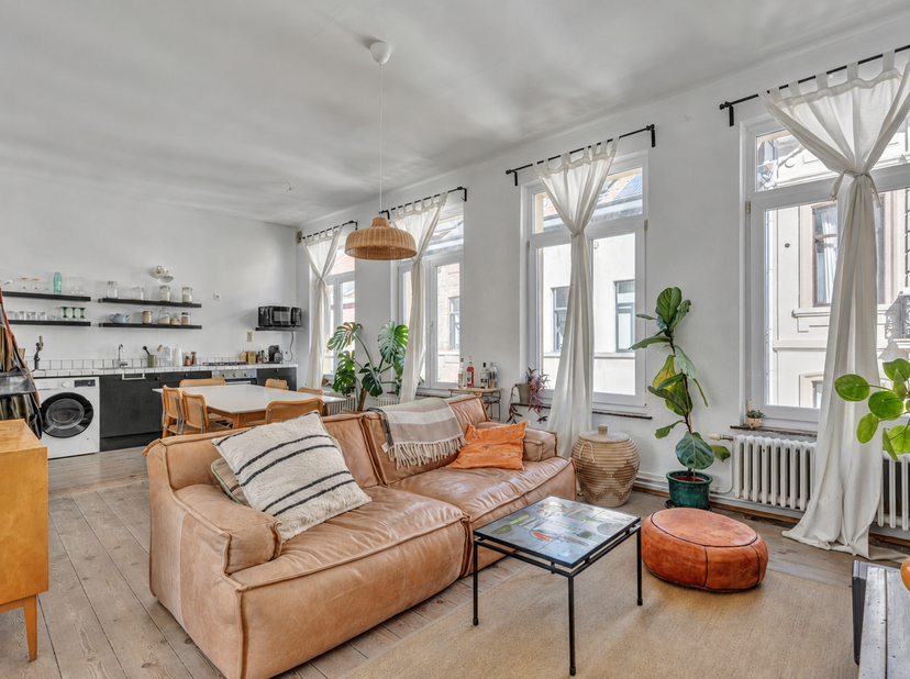 Op een steenworp van de Marollenwijk, het Vossenplein en zijn rommelmarkt geniet dit duplexappartement van een ideale ligging, op enkele minuten wande