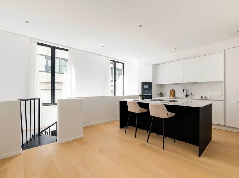 Description: Appartement duplex d'une superficie totale de ± 172 m² bruts avec cour couverte sis 30 Rue de la Longue Haie à 1050 Ixelles. Il se compos