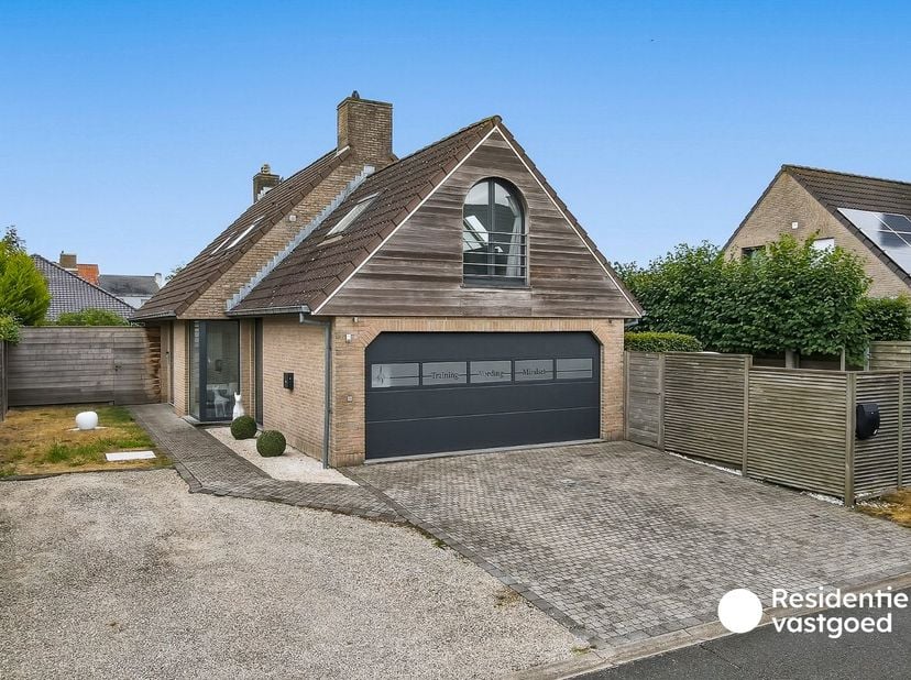 Deze ruime villa geniet van een rustige ligging in een doodlopende straat en combineert aangenaam wooncomfort met tal van praktische troeven. De wonin
