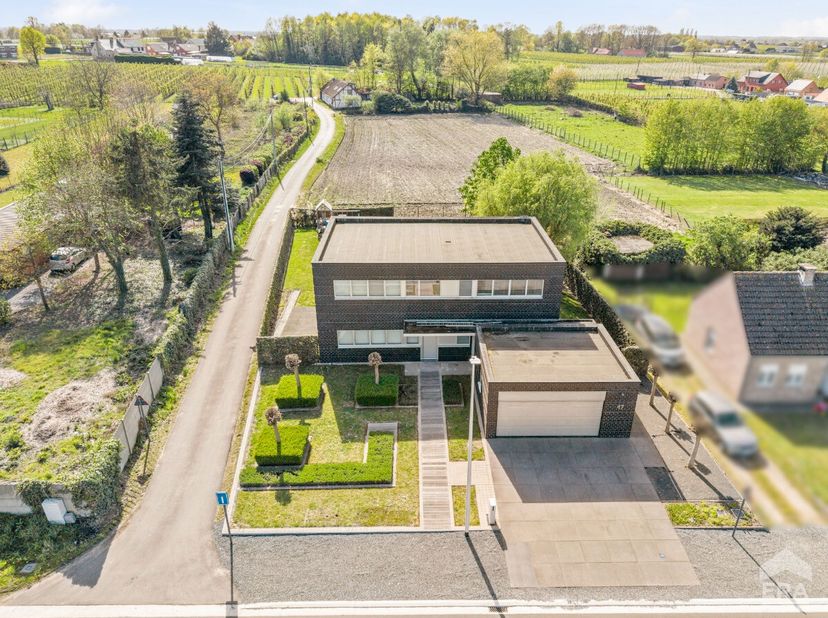 [[ DIT PAND NEEMT DEEL AAN DE ERA OPEN HUIZEN DAG OP 13/6 VAN 13:00 TOT 14:00 ]] Verrassend ruime en zeer goed onderhouden villa met 4 slaapkamers, dr