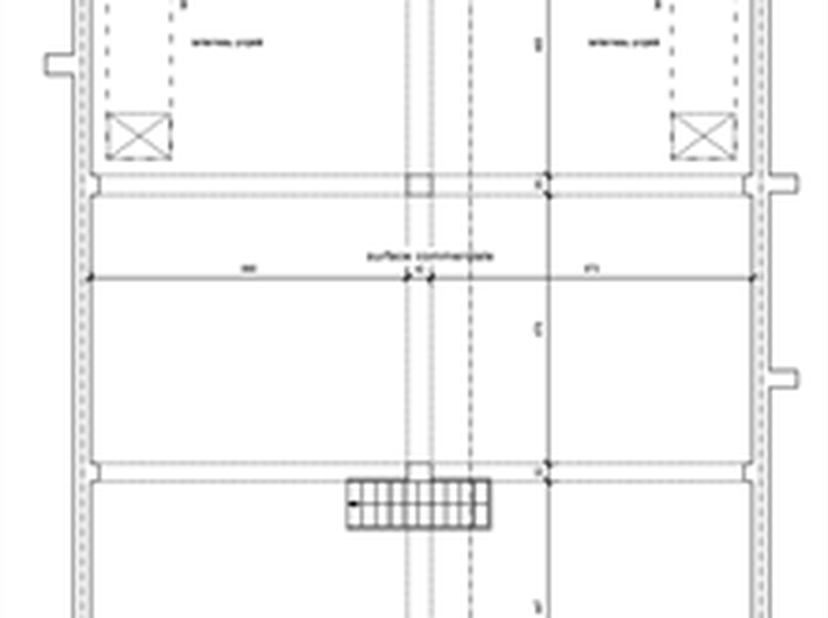 Situé dans une rue à double sens, nous vous proposons ce grand rez-de-chaussée comprenant une surface de +/- 350 m² (commerce-Atelier-garage-cave priv