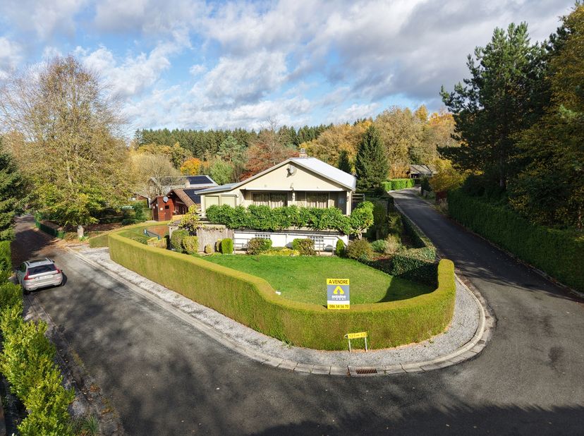 Situé dans le joli et recherché quartier des Closeries à Wéris, ce chalet parfaitement entretenu offre 100 m² habitables et est construit sur une parc