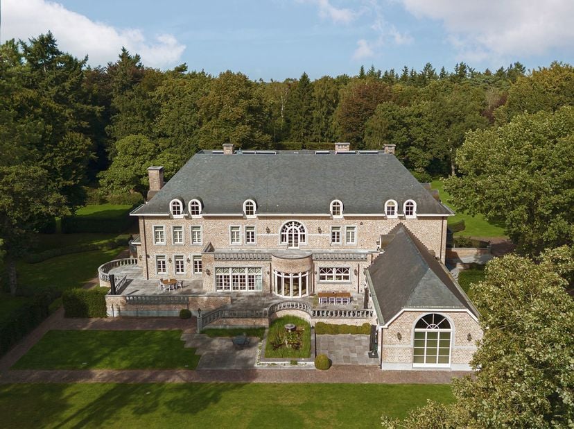 Gelegen aan de rand van het schitterende natuurreservaat De Kalmthoutse Heide, op een privéterrein van 63.880 m², biedt deze indrukwekkende kasteelvil