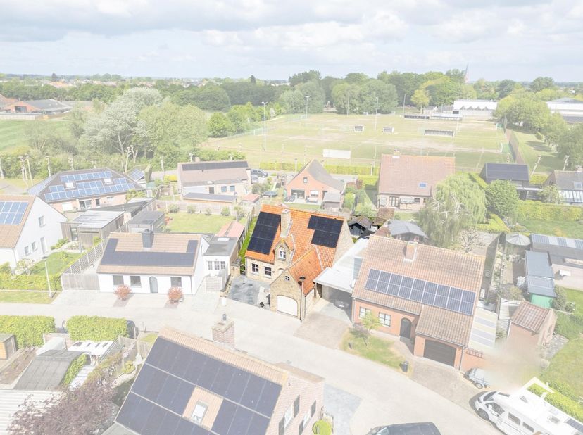 Deze landelijke woning bevindt zich in een rustige woonwijk in Koekelare, met als extra troef het speelplein en de recreatiezone De Mote grenzend aan